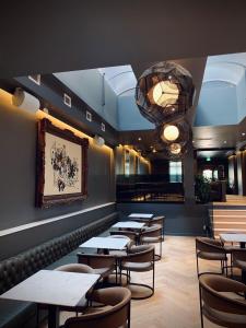 une rangée de tables et de chaises dans un restaurant dans l'établissement Hotel St-Thomas, à Montréal