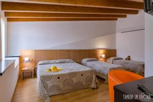 sypialnia z 2 łóżkami w pokoju w obiekcie Locanda Al Moro Hotel w mieście Sciacca