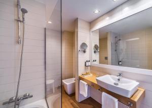 un baño con lavabo y ducha en Occidental Pueblo Acantilado, en El Campello