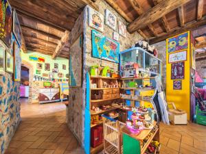 un magasin de jouets avec beaucoup d'articles dans une pièce dans l'établissement Agriturismo I Cerretelli, à Barga