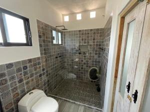 La salle de bains est pourvue d'une douche et de toilettes. dans l'établissement Quinta Amatzinac, Encanto rural, privacidad y cocina francesa, à Jantetelco