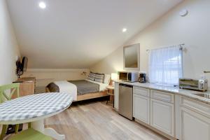 una piccola camera da letto con un letto e una cucina di Pet-Friendly Studio Near World Equestrian Center! a Morriston