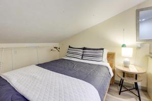 una piccola camera da letto con un letto e un tavolo di Pet-Friendly Studio Near World Equestrian Center! a Morriston