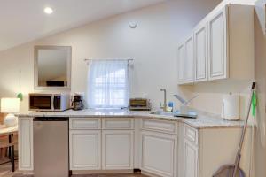 una cucina con mobili bianchi e un piano di lavoro di Pet-Friendly Studio Near World Equestrian Center! a Morriston Altre 16 foto