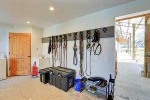 una stanza con un mucchio di attrezzi appesi al muro di Pet-Friendly Studio Near World Equestrian Center! a Morriston