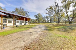 una strada sterrata vuota accanto a un fienile di Pet-Friendly Studio Near World Equestrian Center! a Morriston