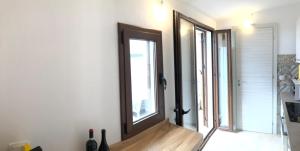 Habitación con espejo grande en la pared en Camagna Country House en Santa Ninfa