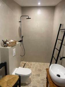 La salle de bains est pourvue de toilettes et d'un lavabo. dans l'établissement Cabanon d’Amata, à Saint-Raphaël