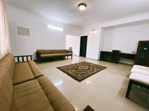 Hestia Chalet 3BHK Villa في أوتي: غرفة معيشة مع أريكة وسجادة