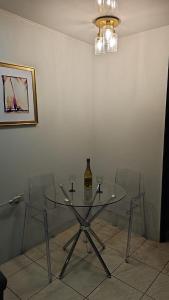 una mesa de cristal con sillas y un jarrón. en Departamento Aria, en Alajuela