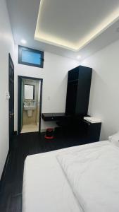 um quarto com uma cama e uma casa de banho com um lavatório em Victoria Hotel em Ho Chi Minh