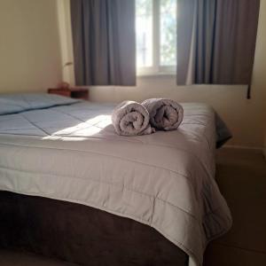 2 Handtücher auf einem Bett in einem Schlafzimmer in der Unterkunft Complejo Lila in Mendoza