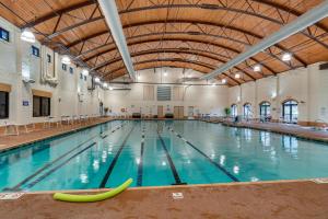 The swimming pool at or close to Pet-Friendly Crossville Resort Condo Golf and Swim!