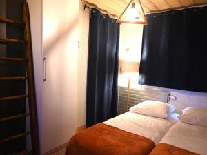 Tempat tidur dalam kamar di Appartement La Clusaz, 3 pièces, 6 personnes - FR-1-459-181