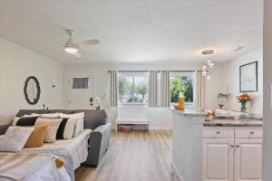 Giường trong phòng chung tại The YinYang - King Bed , Workspace , Full Kitchen +31 ảnh