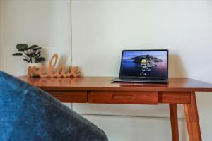 TV/trung tâm giải trí tại The YinYang - King Bed , Workspace , Full Kitchen