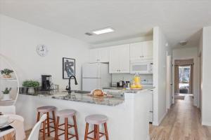 Nhà bếp/bếp nhỏ tại The YinYang - King Bed , Workspace , Full Kitchen