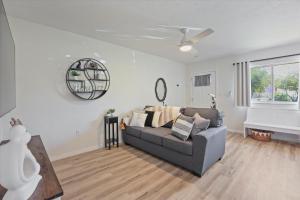 Khu vực ghế ngồi tại The YinYang - King Bed , Workspace , Full Kitchen