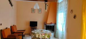TV a/nebo společenská místnost v ubytování Casa di Anna