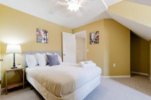 a bedroom with a large bed with a ceiling at Breeze on Inn- Mins to Ft Jackson in Columbia