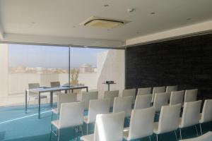 Uma área de estar em Hotel Torre Mar