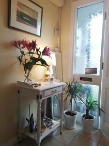 カリガラインにあるBig bright roomの窓際の花のテーブル