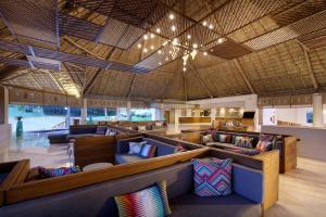 um átrio com sofás e cadeiras num resort em Grand Palladium Vallarta Resort & Spa - All Inclusive em Punta Mita