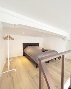 Un pat sau paturi într-o cameră la Mayfair Suites