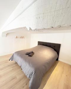 Un pat sau paturi într-o cameră la Mayfair Suites