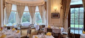Restorāns vai citas vietas, kur ieturēt maltīti, naktsmītnē Enniskeen Country House Hotel