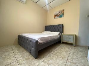 a small bedroom with a bed and a night stand at Moderno, grande, amplia vista, parqueo in Machala