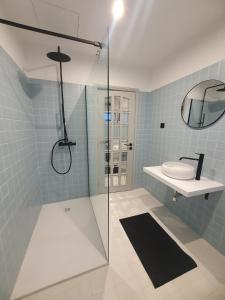 阿祖拉拉的住宿－Azurara Guesthouse，带淋浴、水槽和卫生间的浴室