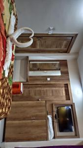 een kamer met een tv en een kamer met een kamer bij Omm Palace in Puri