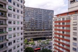 uma vista de dois edifícios altos numa cidade em AP NA BELA VISTA, PRÓXIMO AO BEXIGA, STUDIO PRIVATIVO E COMPLETO em São Paulo
