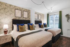 Un pat sau paturi într-o cameră la Stylish 3 Bed in Central London - Garden