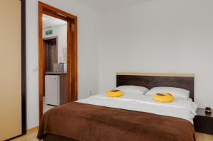 a bedroom with a bed with two pumpkins on it at Business Transit to Therme & Bucharest Airport in Săftica