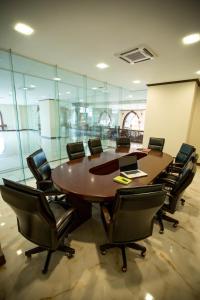 Capitol Residence في فيينتيان: قاعة اجتماعات مع طاولة وكراسي خشبية كبيرة