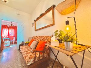 ein Wohnzimmer mit einem Sofa und einem Tisch in der Unterkunft Casa Rural al Sol De Las Ruinas in Belchite