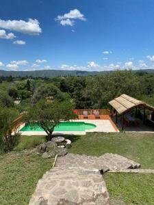 una imagen de una piscina en un patio en Buena Vista Icho Cruz en Villa Icho Cruz