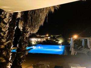 - une piscine au milieu d'une cour la nuit dans l'établissement Le Lanterne Resort, à Pantelleria