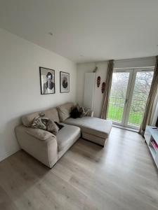 sala de estar con sofá y mesa en The Nest Tottenham - cosy one bed apartment, en Londres