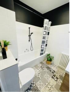 ein Badezimmer mit einem weißen WC und einer Leiter in der Unterkunft Studio in the heart of city center in Luxemburg (Stadt)
