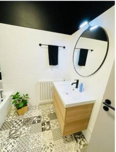 y baño con lavabo y espejo. en Studio in the heart of city center, en Luxemburgo