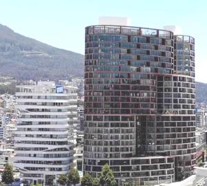 een hoog gebouw met veel ramen in een stad bij Hermosa Suite La Carolina in Quito