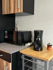 uma cozinha com um micro-ondas e comodidades para preparar café num balcão em Sweet Home Inside Dresden four em Dresden