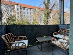 três cadeiras e uma mesa numa varanda em Sweet Home Inside Dresden four em Dresden