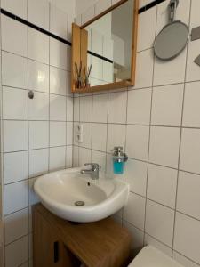 uma casa de banho com um lavatório e um espelho em Sweet Home Inside Dresden four em Dresden
