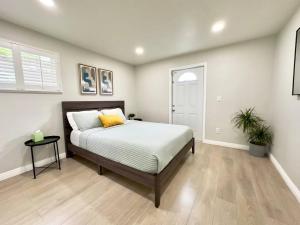 a bedroom with a bed in a room at Mins To Pasadena Charm & Rose Bowl in Altadena