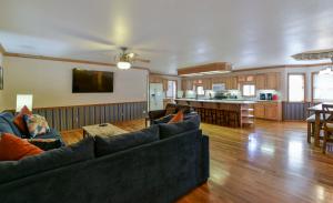 a living room with a couch and a kitchen at 5 Bedroom Vacation Home Next To Silver Dollar City in Branson