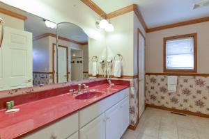 a bathroom with a red sink and a mirror at 5 Bedroom Vacation Home Next To Silver Dollar City in Branson